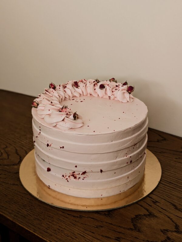 Tort różano-malinowy