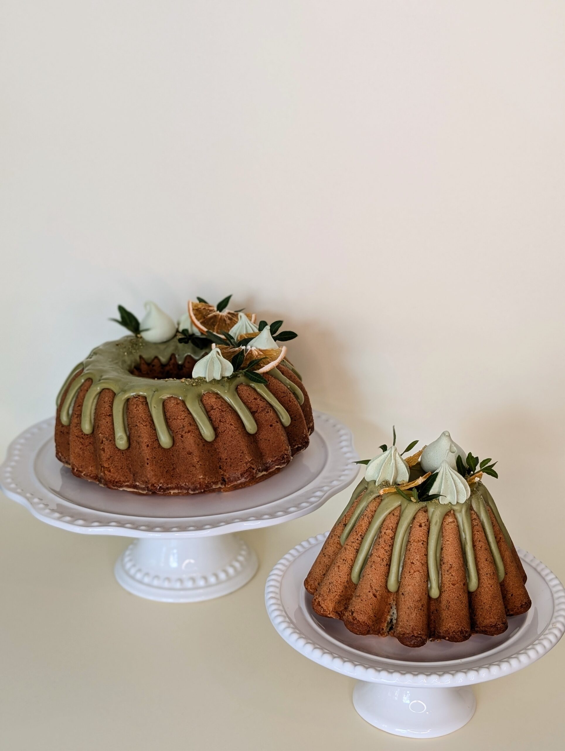 Babka cytrynowa z makiem i polewą pistacjową